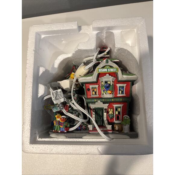 Dept 56 North Pole Series Sesame Street At The North Pole - Picture 7 of 16